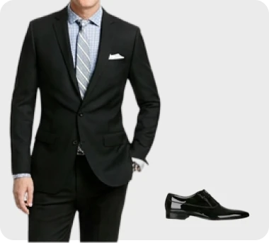 Terno claro com seleção de sapatos sociais